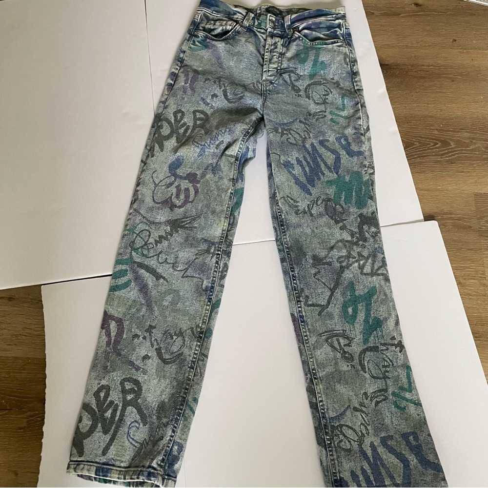 Wild Fable Women’s size 4 straight leg , high rise jeans. Medium wash.